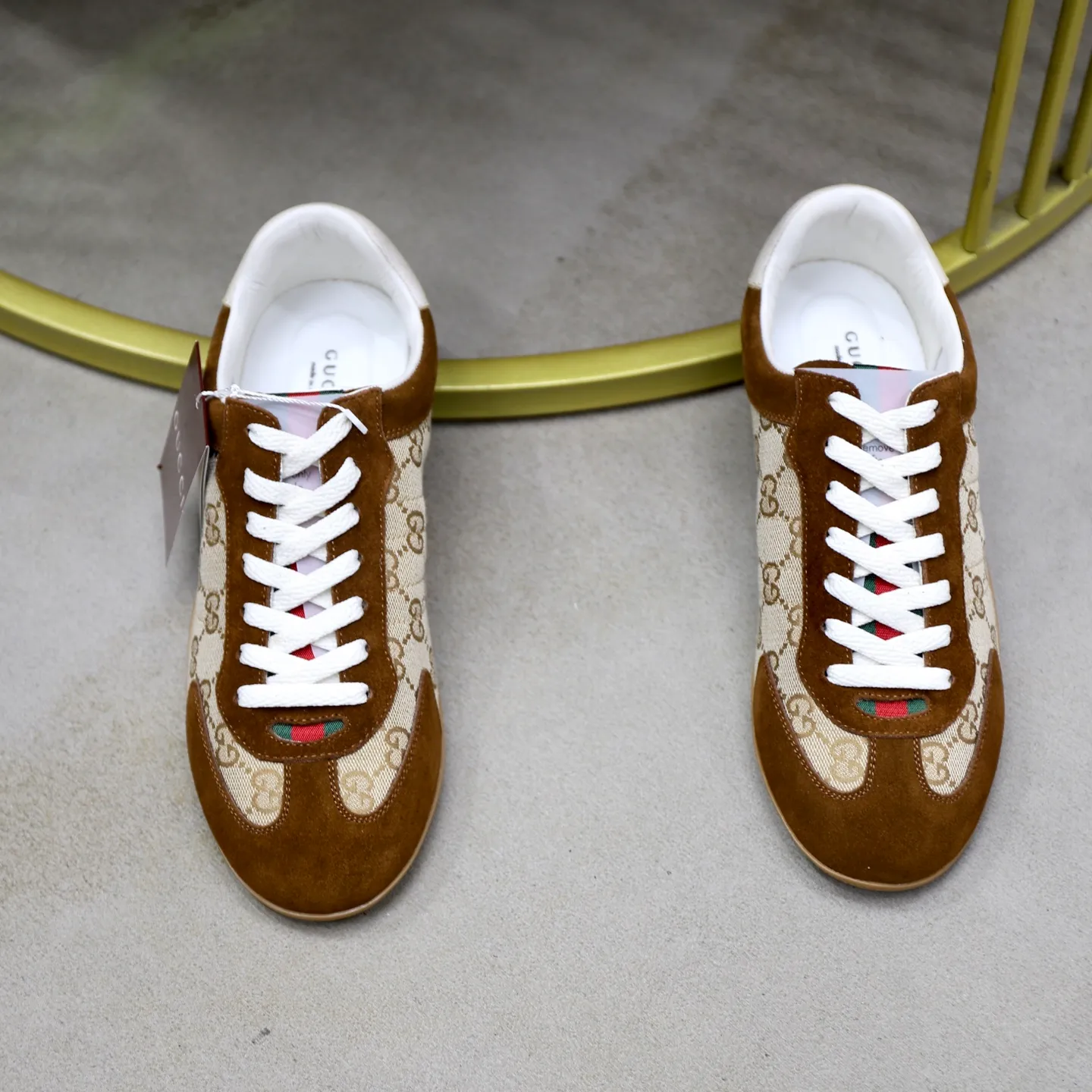 Ex-factory price: 580💰💰Gucci Shift series couple's sports shoes ❗❗ The Gucci Shift series is newly launched, with a lightweight design that reinterprets sports style. The neat silhouette adds a sense of freedom and exudes sophistication when moving. The webbing detail runs like an endless ribbon throughout the design, and the side seam details add a finishing touch. ❗Original development ❗Washed effect cowhide upper ❗Two-color Tpu outsole ❗Size: Female 35-41 Male 39-45